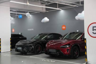 今天深圳交付中心室内交付区共有三台YU7 GT，两黑一红。除了我这台...