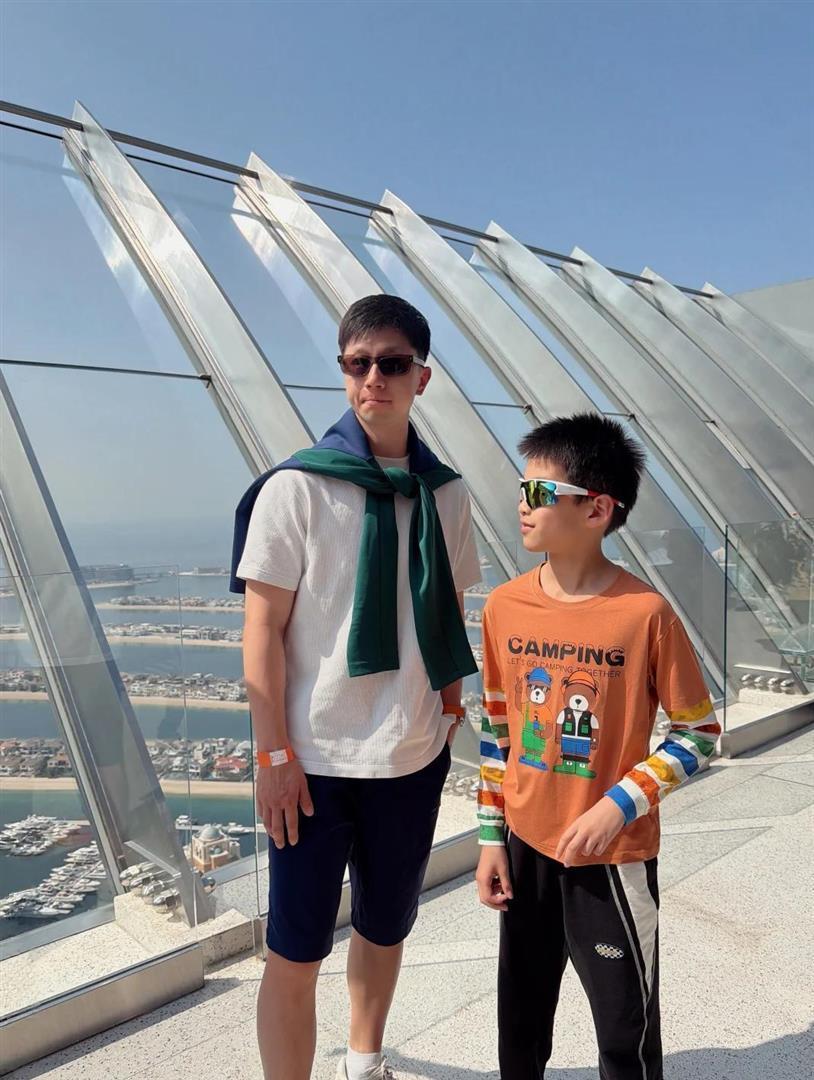 马龙一家四口现身新加坡街头，夏露剪短发穿傣族服饰，越来越漂亮了 ​
