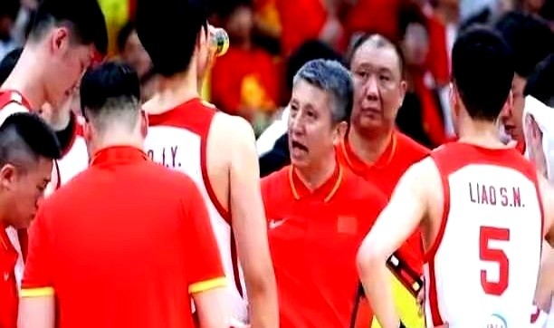 只有9个积分，周琦、赵睿等主力全不在。

郭士强带着一帮年轻小伙，跑到多哈去拼卡塔尔。对面虽然是二队，但主场的高温和球迷声浪，够这帮年轻人喝一壶的。

之前热身赛漏掉的篮板球，一被逼抢就丢的传球，到了真刀真枪的赛场上，都是致命伤。

F组出线名额抢得眼红。这回退无可退，哪怕对面是二队，也得当成决赛来