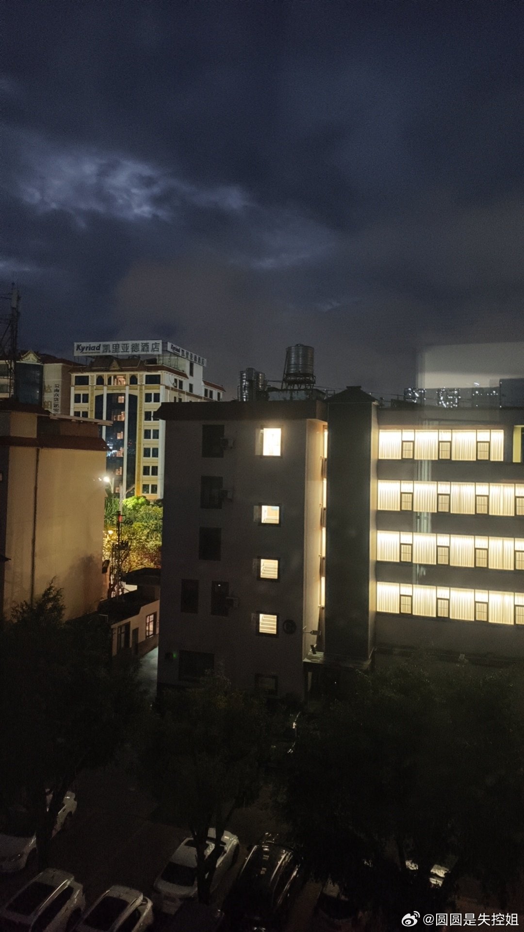#国庆假期南方前雨后晴#今天显示90%都在下雨，每个地方的时差真的不一样，每天晚上到了10点就睁不开眼睛了，6.45的天还这么黑有点不习惯 ​