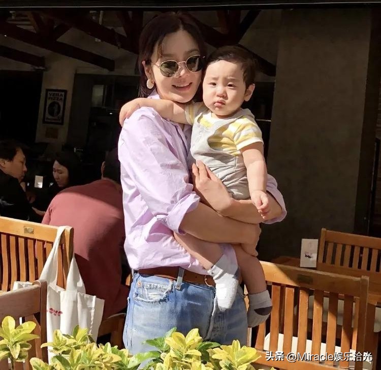 还记得韩星蔡琳吗？和演员高梓淇离婚之后，独自带着儿子珉宇（礼物）在韩国生活，母子同框看着特别温馨。

这段婚姻具体因为什么分开我们不清楚，但是离婚的时候，她选择争取儿子的抚养权，一个人承担起养育孩子的责任，这份担当真的很难得。

现实里不少人都说，再婚择偶的时候，带着男孩的妈妈会面临更多压力，相比之