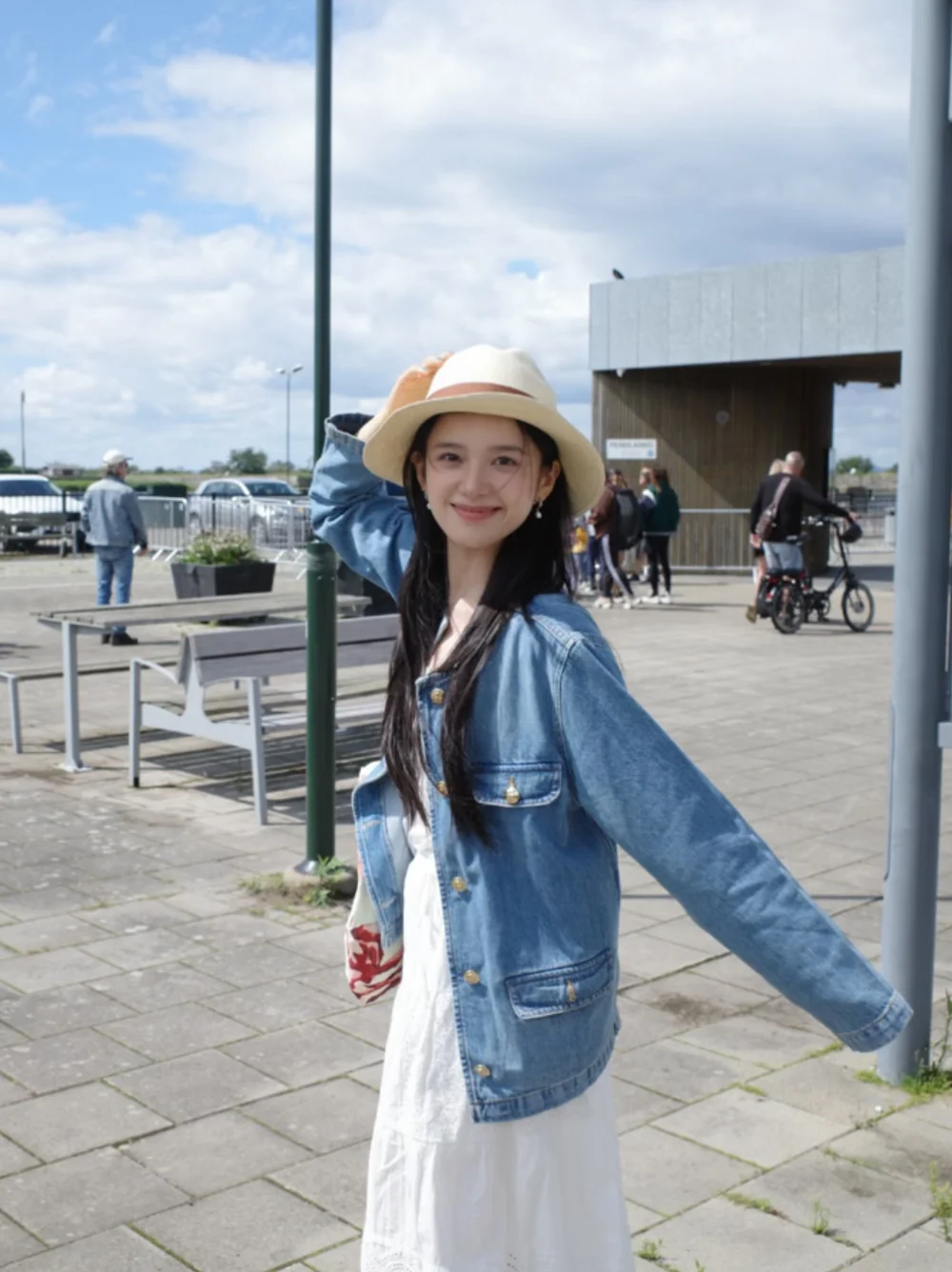 张婧仪旅拍更新，这涂甲油的技术依然强，哈哈