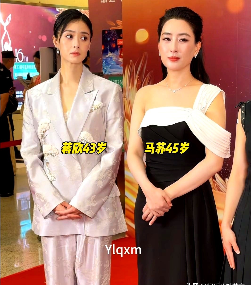 45岁的马苏撞上43岁的蒋欣，这红毯算是把中年女演员的体面给演活了。

蒋欣套着一身浅紫色刺绣西装大步流星走上台，肩膀一挺，直角肩把西装撑得平展，眼神一挑，全场镜头跟着转。

旁边站着穿黑白斜肩礼服的马苏，裙摆一收，嘴角挂着笑，硬是把名利场走出了自家客厅的松弛。两人往那一站，一个飒一个稳。

没谁硬