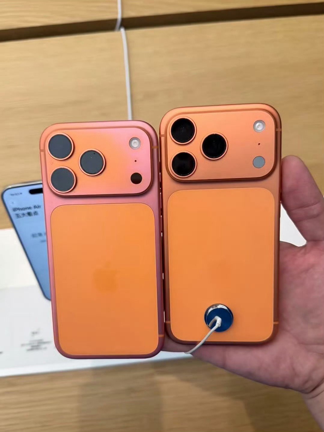#曝iPhone18Pro褪色# 
酒红色褪色成了红色
我记得去年还说橙色褪成粉色
苹果应该来一波营销
你的iPhone  独一无二[doge] ​