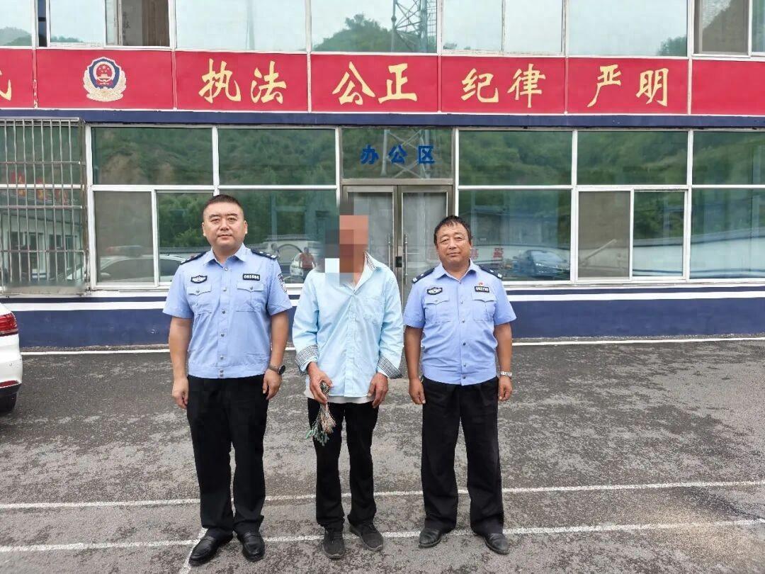 【暴雨躲雨意外发现！群众主动上交17枚雷管获点赞】  为深入推进“缉枪...