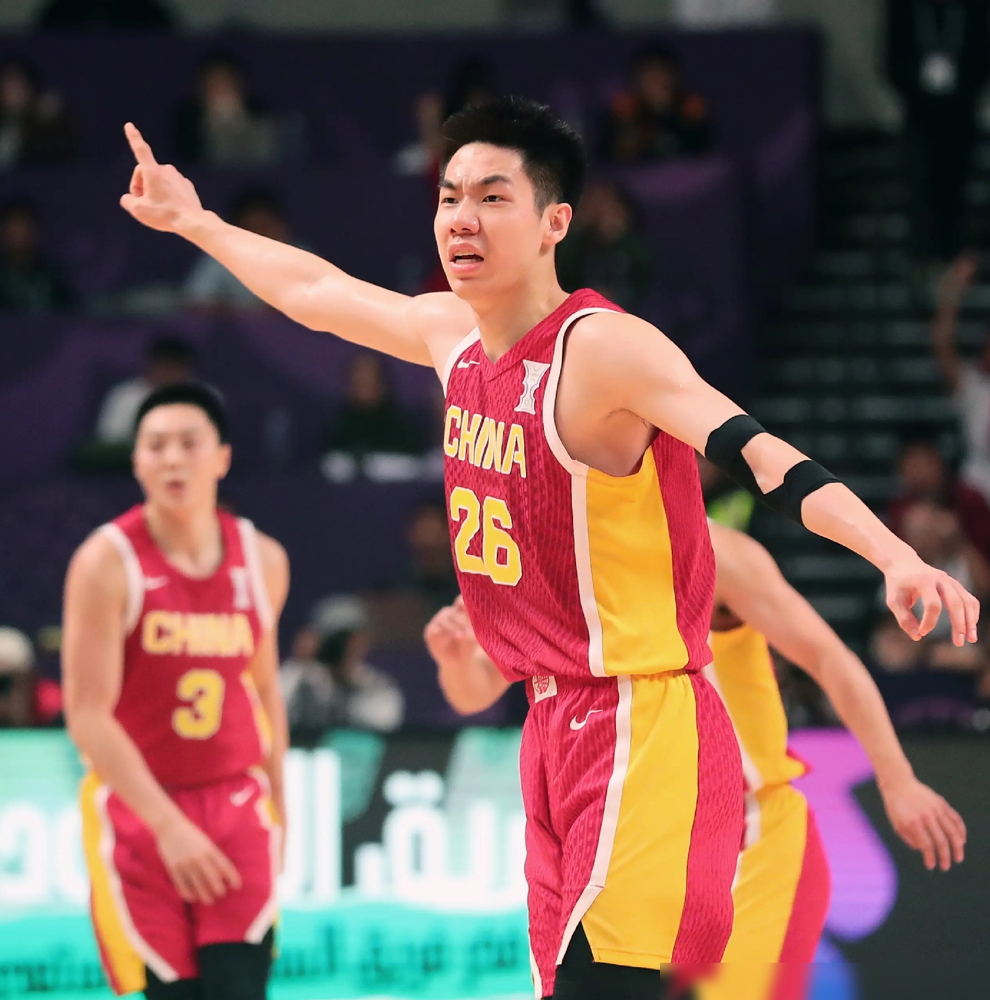 中国男篮半场领先26分！郭士强的队世预赛杀疯了。
首节就拉开两位数优势，杨瀚森打不到20分钟，11中7砍15分9板2帽，正负值+17领跑内线。
胡明轩正负值+19，是全队攻防最稳的外线支点，全队仅6次失误。
郭士强赛后说容错空间小，每一场都输不起，得攥紧节奏。
赢球靠的是全程不松劲，做事也是