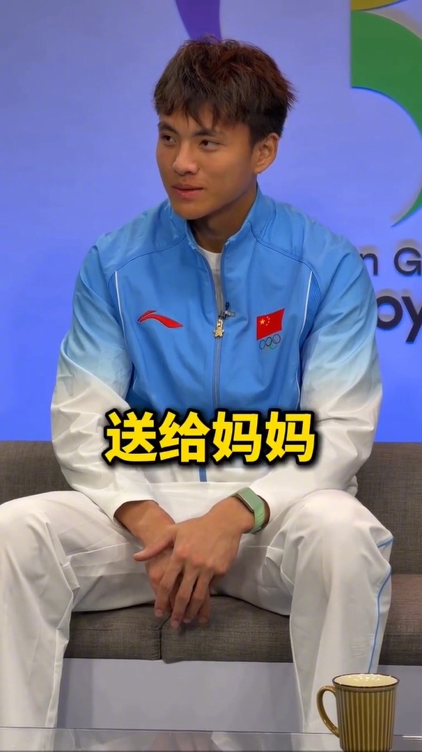 【#李昊将亚运会铜牌送给妈妈#】直播吧10月04日讯 亚运男足季军赛，李昊点球大战两度扑点，帮助U23国足力克乌兹别克斯坦U23，夺得亚运男足铜牌。赛后，李昊接受央视《亚运之约》节目专访。

节目中，李昊透露：“妈妈昨天生日，然后也很多年没跟她一起过过生日了。今天这场比赛胜利，拿完这个奖牌，送 ​
