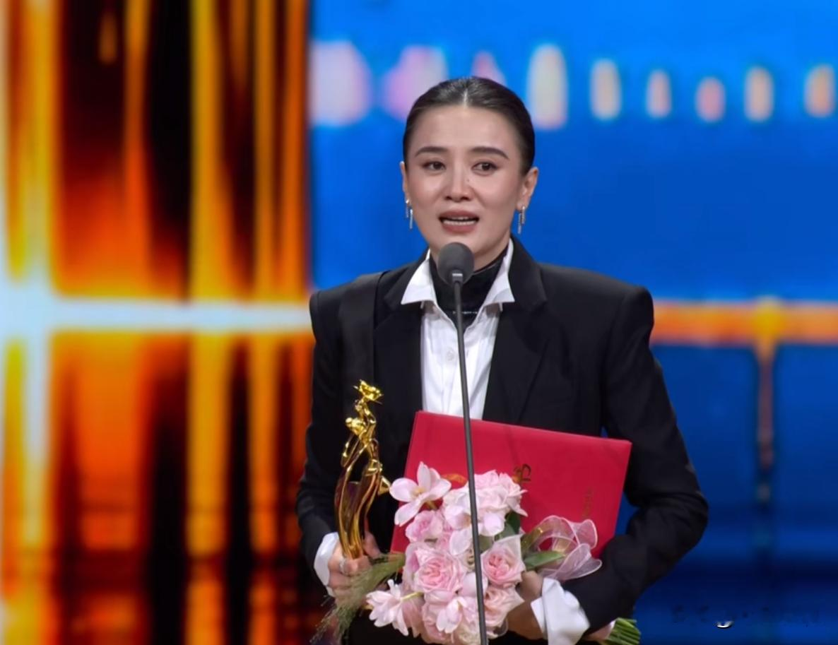 宋佳开创内娱首例电视剧女演员“一穿三”大满贯成就，口碑却翻车了。

在刚结束的飞天奖上，宋佳凭借《山花烂漫时》张桂梅一角，成功拿下飞天奖优秀女演员奖，正式解锁史无前例的女演员“一穿三”成就！

这个“一穿三”，意指演员凭借同一部剧同一个角色拿下三大顶级奖项（宋佳还是在同一年拿的），含金量与普通大满贯