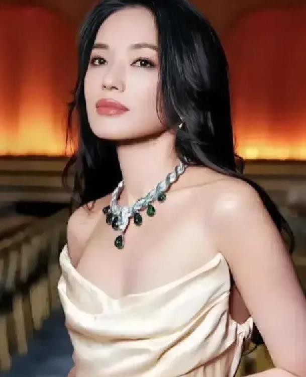 “我们家接受不了你的过去，分手吧。”2005年舒淇在黎明家吃饭，黎父这句话砸下来，她转头看黎明，那人只顾扒饭一声不吭。七年地下恋情，换不来一顿饭的庇护。舒淇放下碗走人，黎明没追。后来黎明高调娶乐基儿，马尔代夫摆婚礼，而舒淇捧着金马奖杯哭完后闭门疗伤。说穿了，门第这东西在男人那里永远比感情重，黎明家嫌
