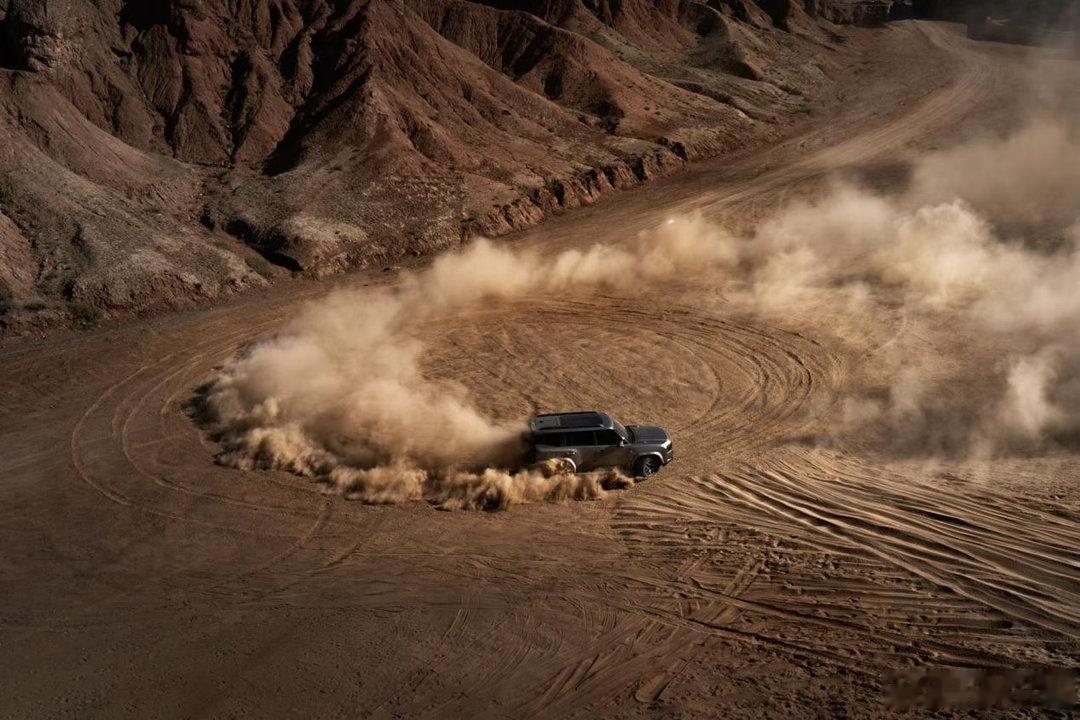 捷途旅行者系列上市三年，最近呢又推出了全新旅行者7，并开启预售～

燃油版预售价14.99万-17.99万元，插混版全新旅行者7 C-DM预售价15.99万-17.99万元。官方还给了些限时权益，感兴趣的可以看当地门店政策～

新车分燃油和插混两条线，燃油版用2.0TGDI+8AT，插混版是1.5TD+三电机四驱，配45.12kWh宁德 ​