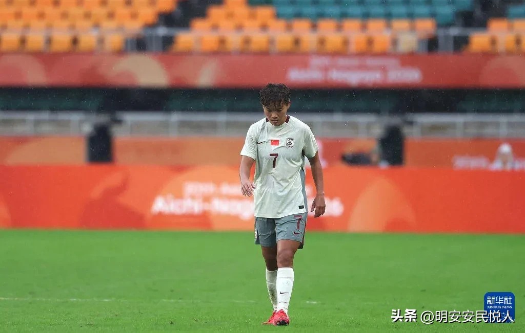 遗憾！中国女足0-2不敌朝鲜，止步亚运半决赛。中国三大球亚运会夺金梦又旁落了[笑哭]
 
名古屋亚运会女足半决赛，9月29日迎来硬仗，中国女足0比2负于朝鲜女足，无缘决赛，接下来将出战铜牌争夺战。不少球迷感慨：中国三大球到底怎么了？
 
1、全场场面被动，进攻乏力
下半场连续丢两球，先是定位球防守自