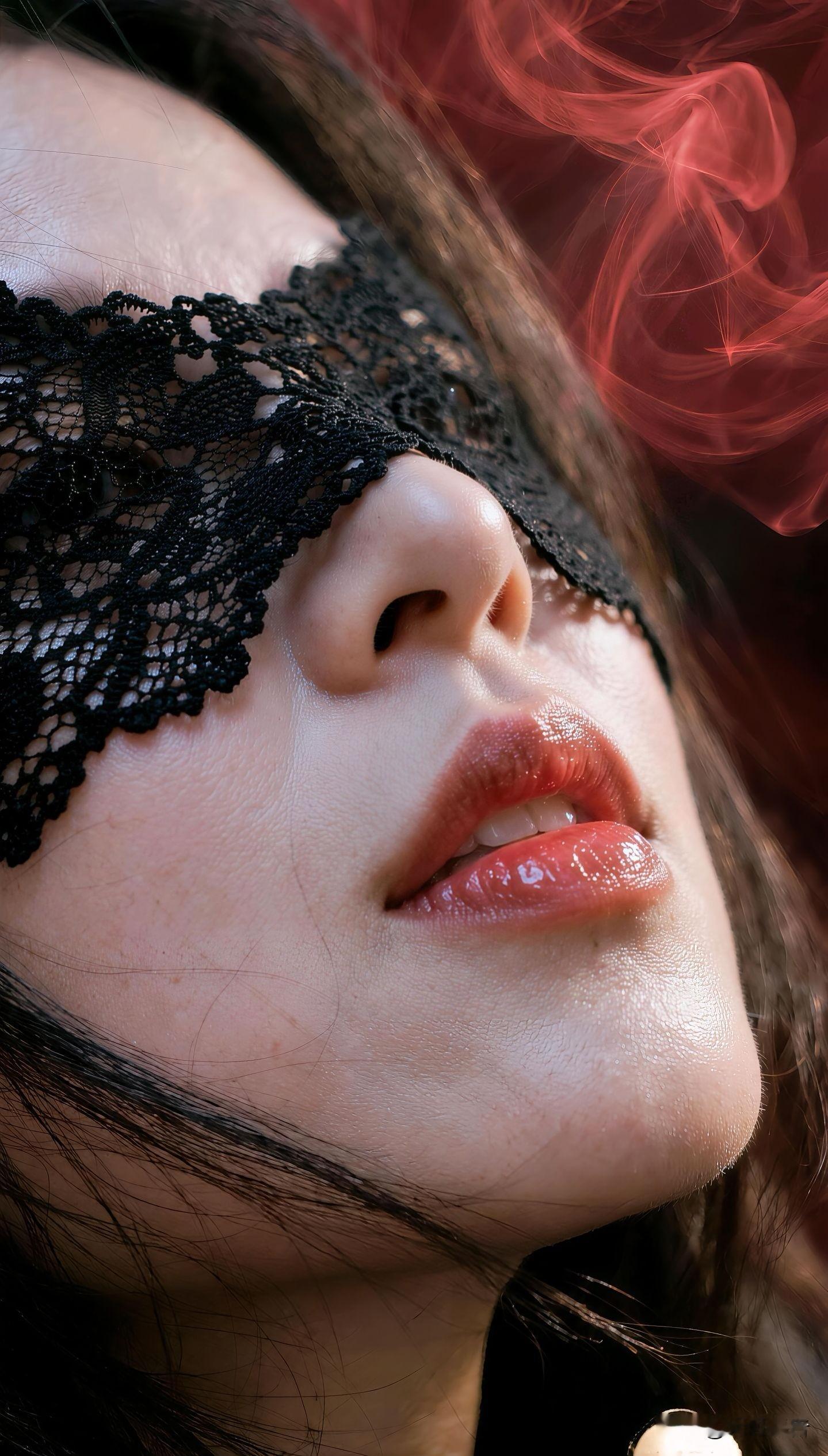 蕾丝遮住双眼，世界在她唇间苏醒。 光在她唇上流动，每一次呼吸都是无声的...