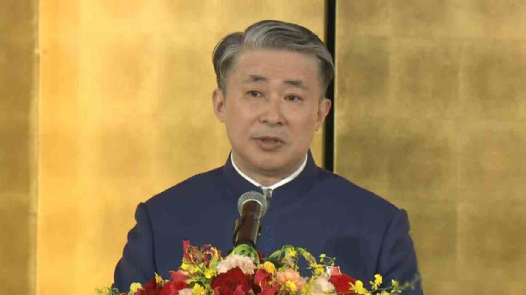 日本民众一边骂中国一边靠中国赚钱，经济依赖与情绪敌视撕成两半，薛剑一句话戳破百年心结

2026年9月24日，中国驻大阪总领事薛剑在国庆招待会上提到一个事实，日本在反华与嫌华情绪上已经成为世界第一，这个说法被日本媒体截取片段发布后引发争议，有人批评他言辞过激，但调查数据支持这一观点，日本言论NPO连