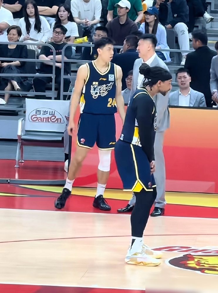 CBA“最会骂人”的教练杜锋，也有不敢骂的人了。 以前的广东队场边...