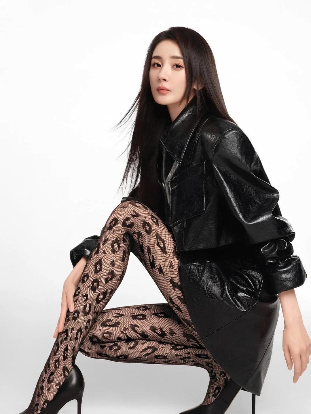 杨幂黑丝大长腿太养眼，举手投足都是魅力，看得人心情都明亮起来[爱慕]...