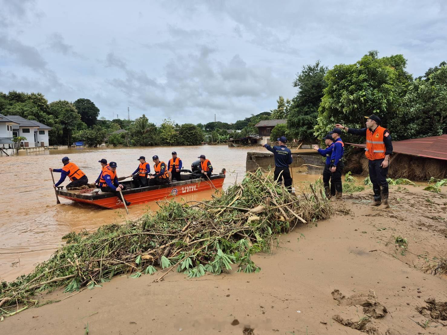 #泰国星暹新闻#【泰北难府洪灾持续 已致2人死亡逾3万人受灾】

近日，泰北难府连日强降雨引发严重洪涝灾害，内政部防灾减灾厅正密切监测灾情发展。目前，难府4个县、24个镇、99个村庄受影响，受灾家庭达13,132户，受灾人数超过3万人，并已确认2人不幸遇难。  

8月20日上午，在国家防灾减灾指挥中心， ​
