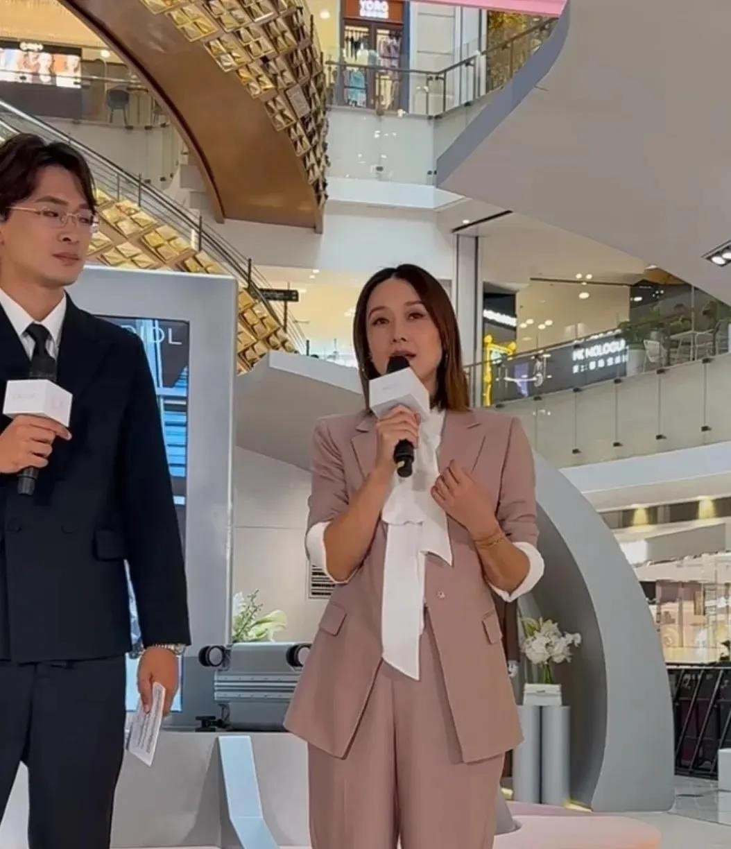 50岁的马伊琍站在上海RIMOWA开业剪彩台上，灰色西装袖子随手一挽，把中间位置让给了品牌方和年轻嘉宾。同场站着樊振东、许光汉和赵今麦，她全程没往中间凑，讲话时和工作人员笑得特别放松，一转身面对镜头，神情就淡下来，分得很清。有人说她脸肿了状态不好，可高清生图里泪沟法令纹都在，偏偏没有那种拼命跟年龄较