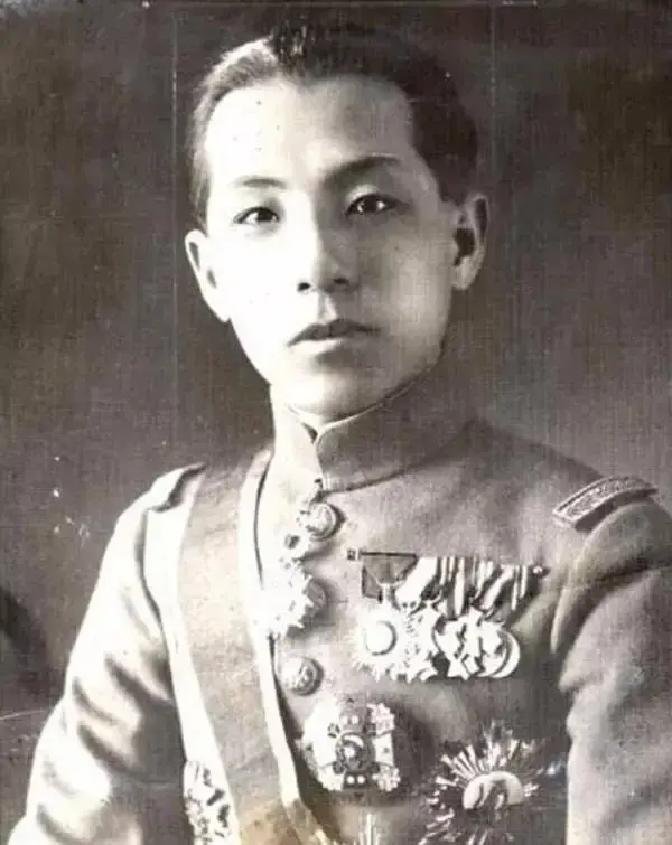 1938年，张学良进城理发，路上碰到一个东北军中校，对方激动地大喊：“少帅！”此话一出，一旁的特务脸色大变，赶紧把张学良带走。
 
回到苏仙岭的住处，张学良坐在椅子上，没说话。刘乙光在屋里踱了两步，停下说：“这几天不下山了。”
 
张学良抬眼看他，“理个发也不成？”
 
“不成。”刘乙光语气硬邦邦的