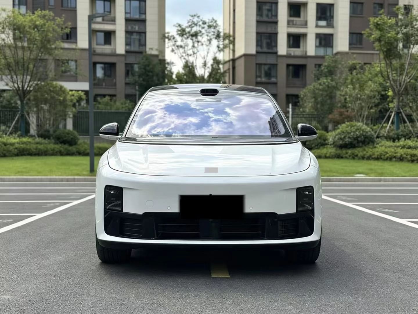 理想i8半年卖了八千多台，理想的高傲终于向现实低头了
理想i8这车，理想憋了那么久的大招，结果上半年才卖八千多台，什么概念？理想自己估计都没想到纯电能这么难打。最近又加了后驱版，30.98万，门槛降三万，摆明了以价换量。到店看过实车，车是真不错，六座空间、空悬、5C超充，理想做家用车的功力没丢。但纯
