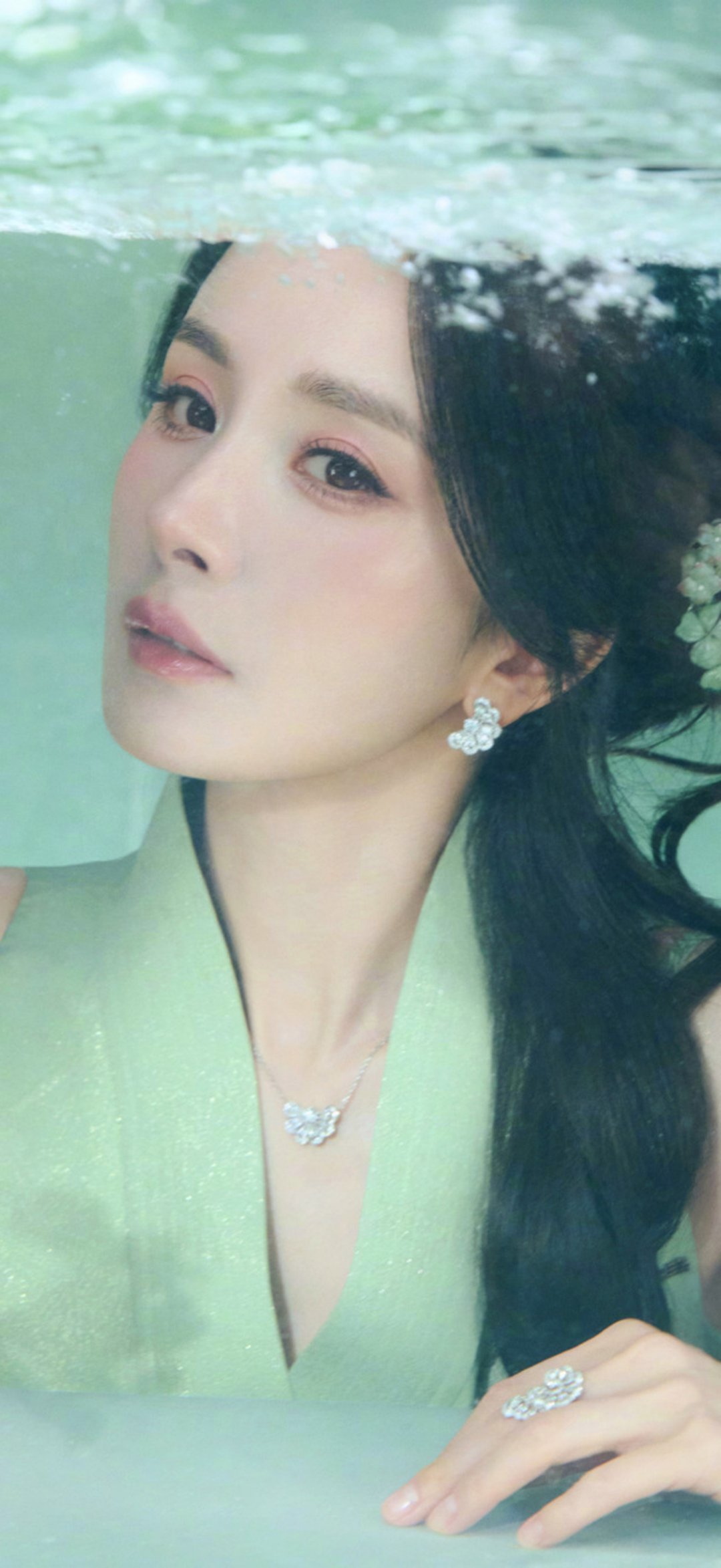 杨幂，1986年9月12日出生于北京市，毕业于北京电影学院，中国内地女演员、歌手、制片人。 ​