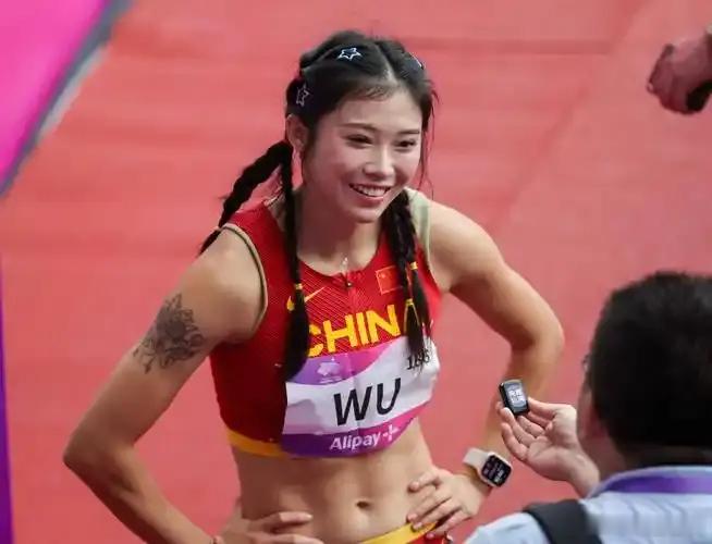“只要我不失误，冠军就是我吴艳妮的。”
​这句话曾是吴艳妮最出圈的宣言，也在赛后成为被反复嘲讽的素材。
​三年后，她不再说类似的话了。全锦赛三连冠后她说的是：“我不想给自己设限，设限会给自己制造很大的压力”。
​从“太想赢”到“轻装上阵”，中间隔着一场抢跑，一道起跑线，和三年时间。
 ​