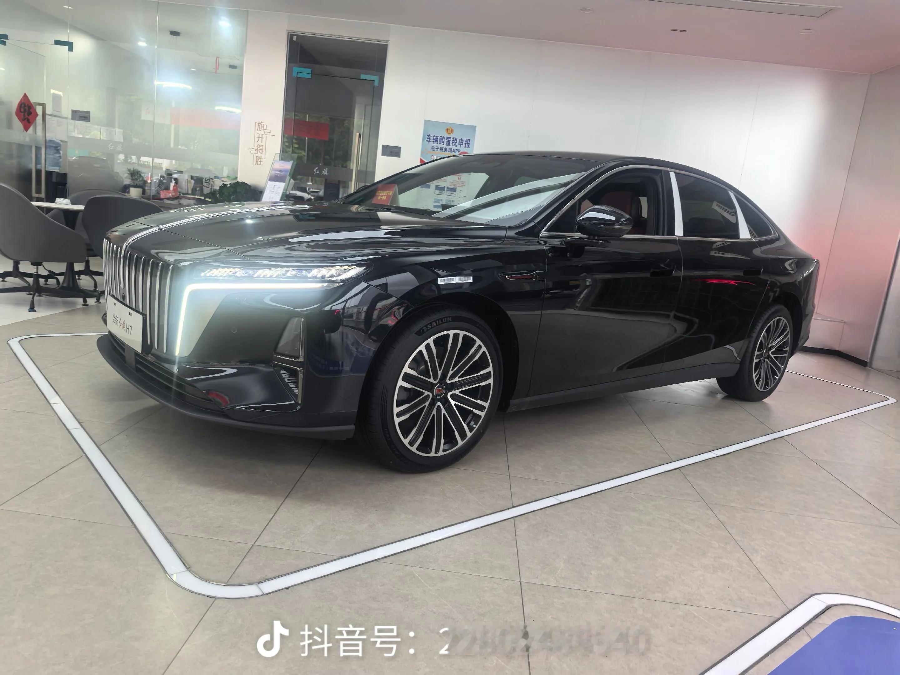 引言：从“国礼”到“国民车”
还记得小时候，红旗车总是出现在国庆阅兵、外交迎宾的庄重场合。那辆黑色的、庄严的、带着“红旗”二字的大车，是每一个中国人心中的骄傲。如今，全新红旗H7的到来，让这份骄傲不再遥不可及——它不再是专属于国家领导人的