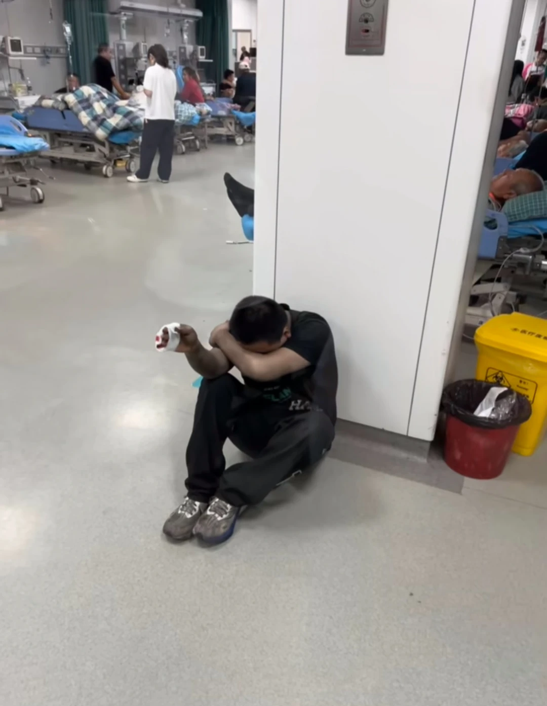 在医院的角落，听到一个20多岁的男孩子痛哭