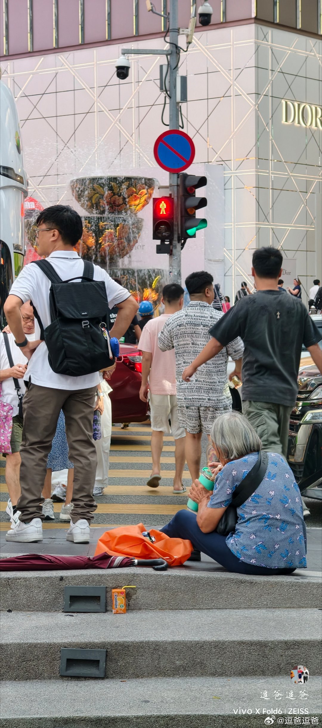 【不懂就问系列】新能源白牌好看…？

受到印尼持续山火影响，整个东南亚都饱受雾霾困扰……明明大太阳天，依旧是灰蒙蒙。

一出机场就看到腾势D9，老款还能从前脸区分纯电/混动……话说白色新能源车牌正经好看。

问题来了，绿色能源就一定得用“绿牌”吗？咳咳。

#新能源老白鼠##大v聊车##腾势d9# ​