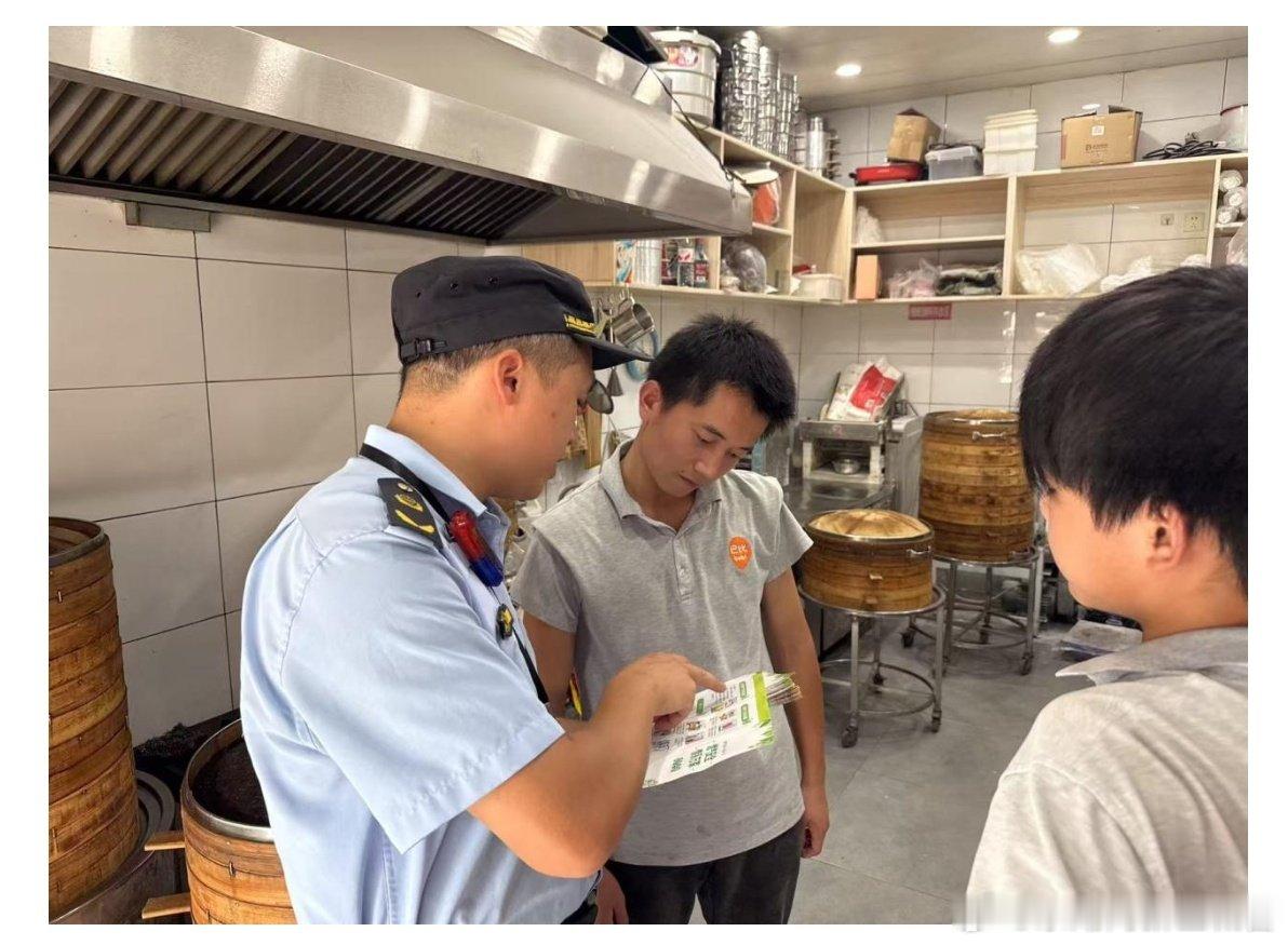 #东湖高新城管微新闻# 国庆节临近，餐饮消费迎来高峰，燃气使用频次明显增加，也是泄漏、违规用气等安全事故易发期。近日，关东街综合执法中心提前部署、主动靠前对辖区沿街底商、餐饮门店、便民商铺等开展节前燃气安全专项排查和普法宣传，以确保商户主体责任得到压实，守牢节日安全底线。 ​