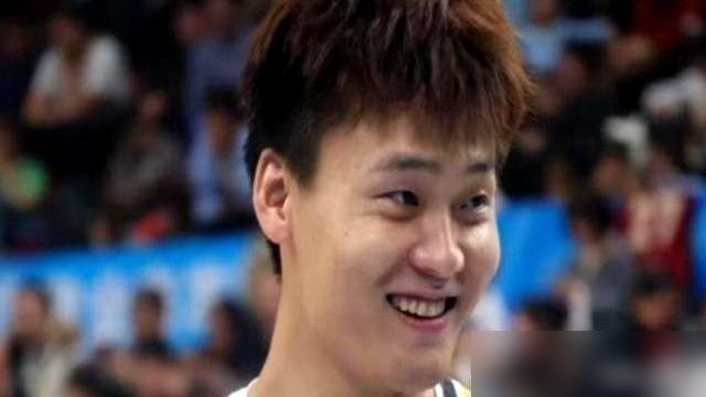 赵睿那句大实话还没凉透，联赛里习惯给外援当看客，到了国际赛场谁给你兜底？

话糙理不糙，可现实的耳光抽得更快。

10月10日季前赛碰上浙江，第三节一次强行对抗突破，他右脚踝猛地一别，直接倒地不起，最后硬是被队友一路背出了场子。

为了这赛季，他狠心减重了二十斤，刚在场上找回点久违的杀气，脚底板这一
