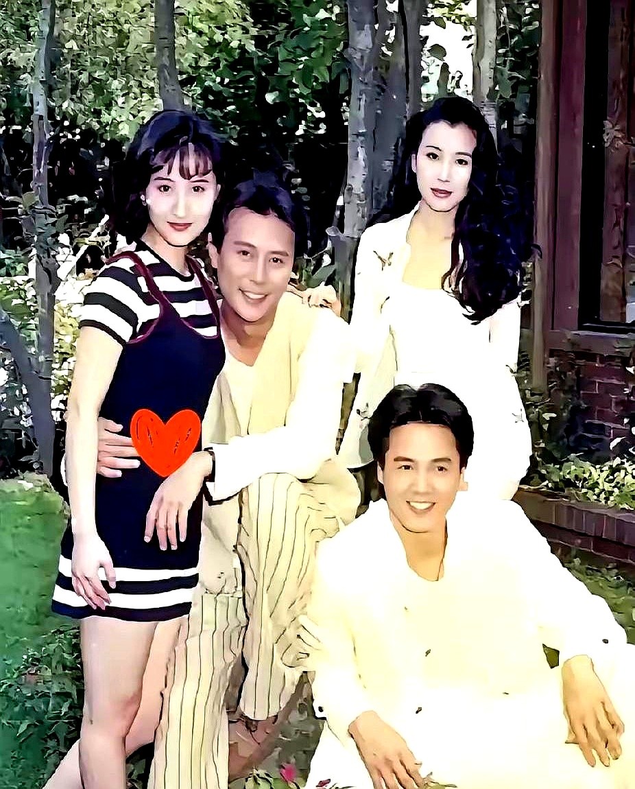 没有美颜滤镜的90年代，这四个人的同框照直接把人拉回当年。

陈德容灵动清纯，萧蔷美艳大气，边上坐着刘德凯和林瑞阳两大琼瑶男神。那时候的演员脸上有辨识度，戏也跟着火遍大江南北。

现在回过头再看这出戏，跳出那些纠缠的情情爱爱，当年看剧的时候，紫菱和绿萍这两个人，你心里到底更心疼哪一个？