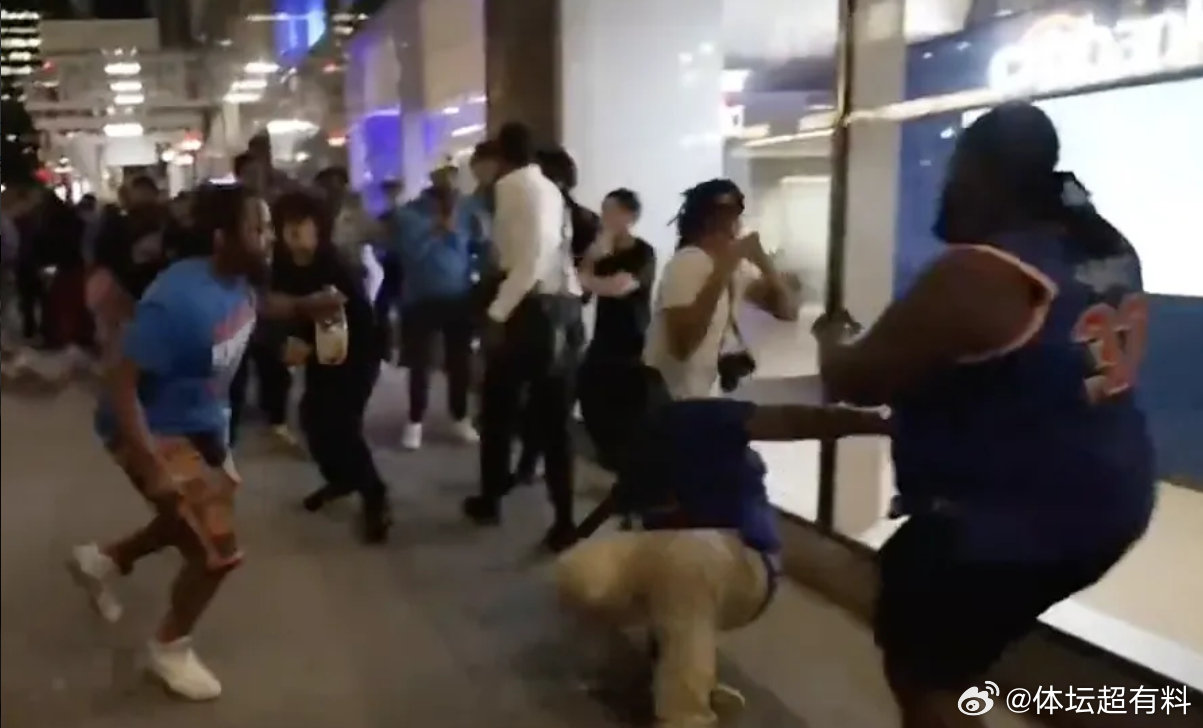 纽约市长：我们要在球场上赢系列赛，而不是靠攻击马刺球迷  尼克斯和马刺...
