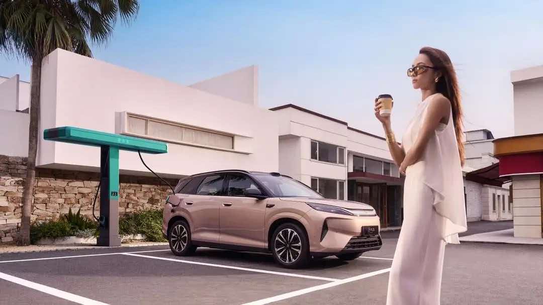 最近看10万出头的纯电SUV，感觉火药味越来越浓。第三代元PLUS5月上市，指导价11.99万到14.99万，给540和630公里两档续航，全系800V闪充，官方说10%充到97%约9分钟，后驱200或240千瓦，高配还有云辇-C和智驾选装，产品和以前比确实升级了。可同级别银河E5现款10.98万起