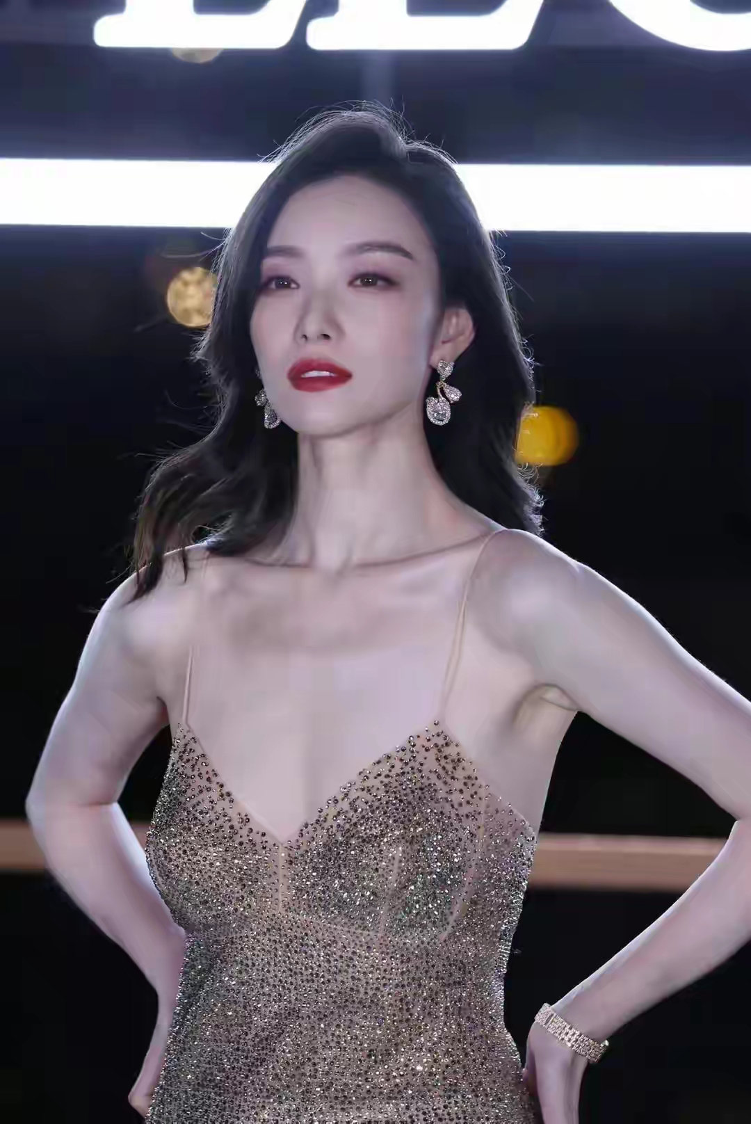 内娱红毯修罗场，倪妮一身鎏金闪片鱼尾高定登场，直接屠榜热搜，被网友称作定毯神针，路人抓拍生图和精修几乎无差，37岁的状态刷屏全网。
 
 
 
✨礼服本身：鎏金鱼尾，把流光穿在身上
 
整条礼服铺满细碎鎏金亮片，抹胸剪裁，极致鱼尾版型紧紧贴合腰臀曲线，拖地大裙摆随步伐流动摇曳，灯光扫过全身波光粼粼，