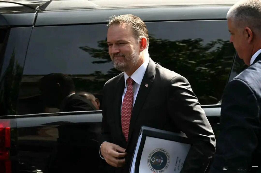 美国贸易代表办公室这个通过特朗普关税制度来重塑全球贸易的机构，已缩减至二十年来的最小人员规模。该办公室因招聘速度放缓，在位人员减少了约五分之一，导致一些工作出现令人尴尬的错误。

图片来源于网络 ​
