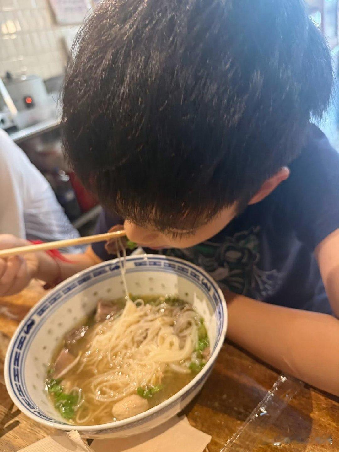 陈妍希带儿子游泰国，妈妈镜头里小星星埋头吃面，那浓密长睫毛一看就是随陈晓，长大指定帅！ ​