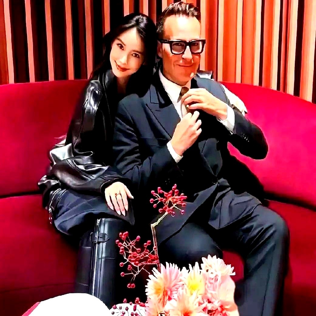 坐在爱马仕全球艺术总监旁边吃冰淇淋，杨颖这波操作直接让业内看懂了她的底牌。

这位杜马斯不是一般高管，是爱马仕创始家族中坚，握着核心话语权。两人7月在巴黎见过，9月又多次私下交流。9月26号米兰时装周，杨颖就坐在他身旁悠哉吃冰淇淋，完全不怵镜头。

转天27号，Vogue大片直接安排上，讨论度原地起