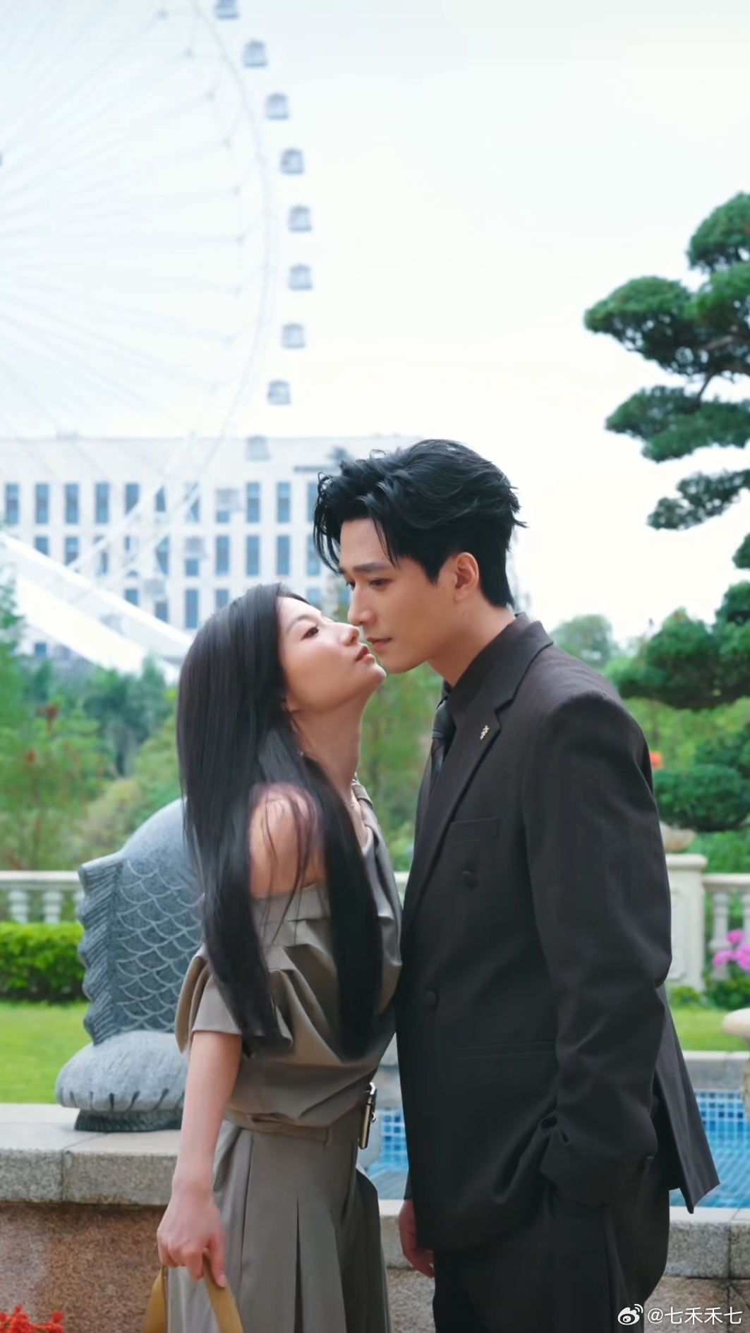 记录2026年看过的短剧之269《昼短夜长》
1️⃣演员：王皓祯（陆正冬）➕兰岚（林半夏）
2️⃣推荐指数⭐⭐⭐⭐
3️⃣推荐理由：先离后爱暗恋梗，有意思的创新➡️男主白天是懵懂少年，晚上是冷漠霸总，破镜重圆，双向救赎，男主明明暗恋女主，结婚三年了还搞得彼此不熟[笑cry]

男主助理没说错「现在的 ​
