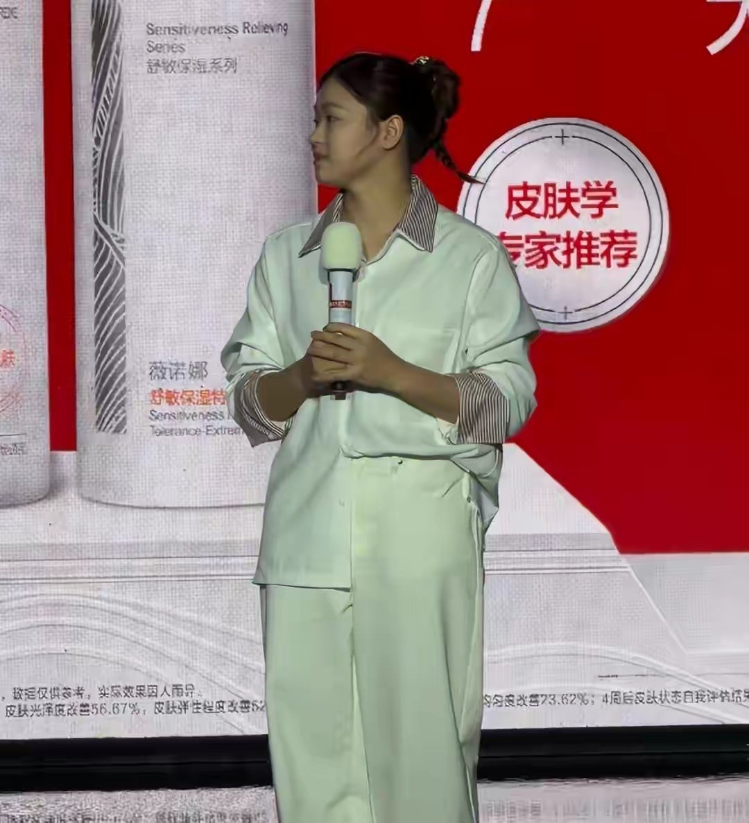 19岁全红婵上海参加活动，身材大变瘦了好多，穿私服看不到小肚腩 ​