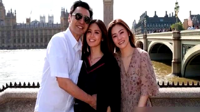 73岁的钟镇涛至今还在满世界开巡演，台上和小女儿钟懿深情合唱，台下坐着的还是那个陪了他30年的范姜
 

其实大家早就看明白了，这个家里早就没有章小蕙的位置了
 

前阵子钟镇涛专门飞去伦敦参加小女儿的毕业典礼，合影里站在最中间的居然是范姜
 

连大女儿钟嘉晴都亲口说过，自己从小到大的吃喝拉撒、升