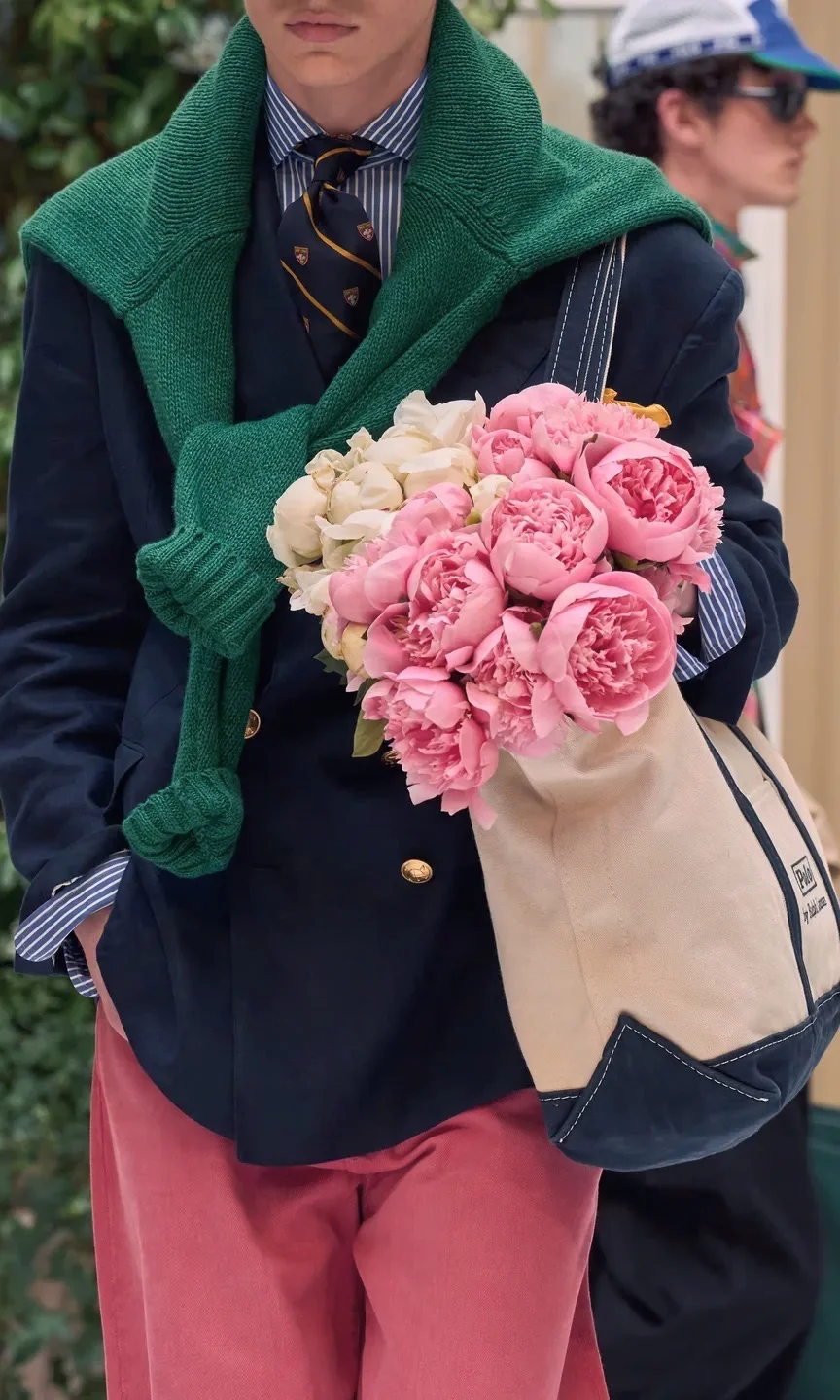 绅士抱花，RL是懂浪漫的 💐