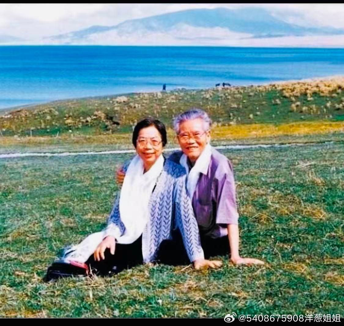中国科学家的故事
42--山海同心，伴君铸剑
    ---核潜艇之父彭士禄与妻子马淑英
          文/洋葱妈妈
 一、异国相逢，半生盟约
1953年，苏联喀山的站台
彭士禄接过远行求学的马淑英
一场相遇，牵起半世牵绊
她是保送留苏的化学才女，在北京化工大学执教讲台
他是烈士遗孤，心怀家国，立志攻坚核动力 ​
