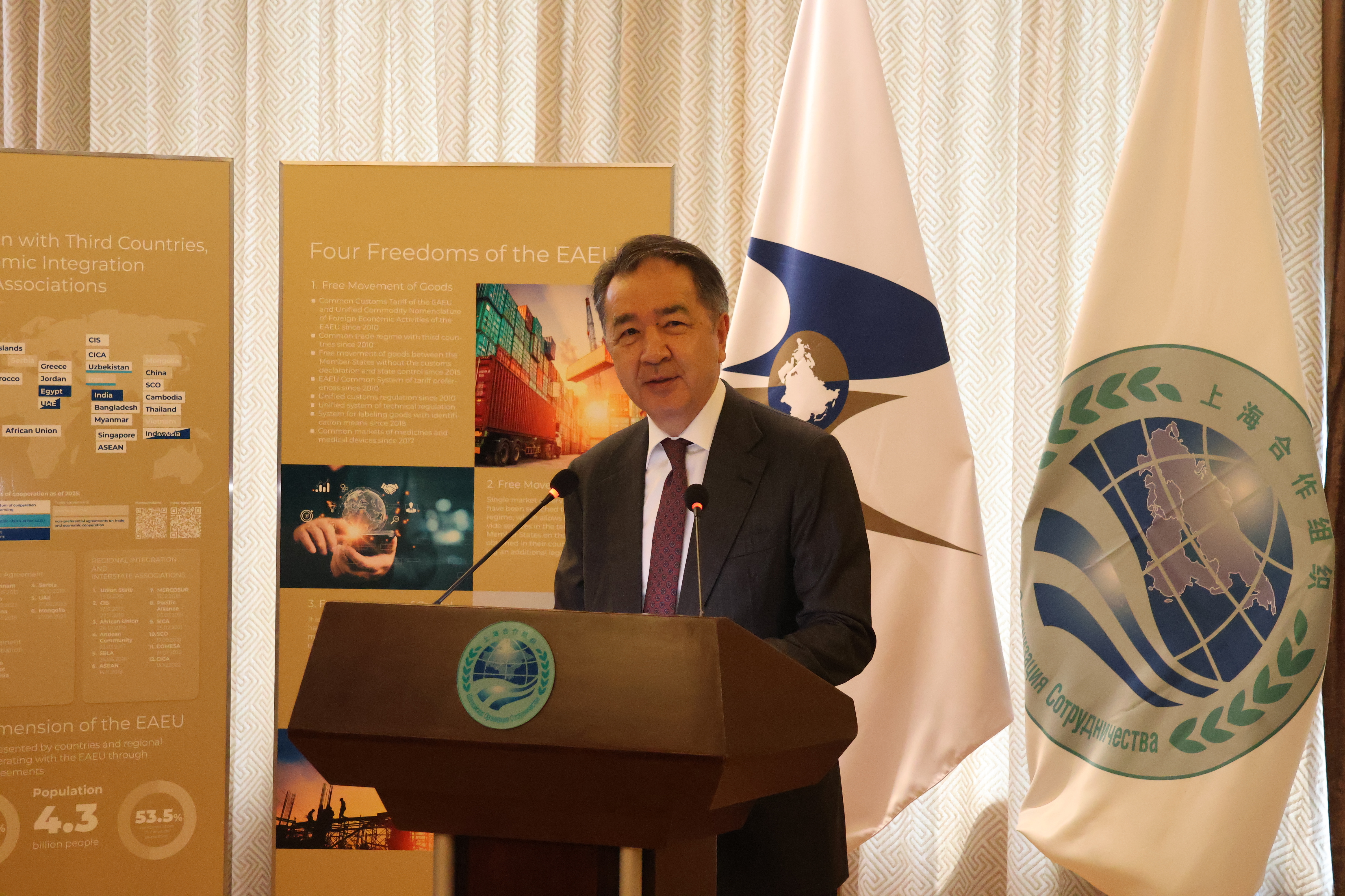 【欧亚经济联盟日活动在上合组织秘书处举行】

2026年9月17日，欧亚经济联盟日活动在上海合作组织秘书处举行。

本次活动包括开幕式、圆桌会议、图片展以及签字仪式等环节。来自欧亚经济联盟和上合组织成员国共30个国家的驻华使馆代表出席活动。

上合组织秘书长叶尔梅克巴耶夫和欧亚经济委员会执委会 ​