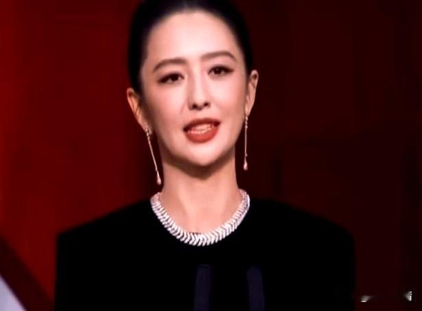 “都离婚五年了，陈思诚干嘛还盯着前妻笑得一脸慈祥？”
 北影节镜头切到...