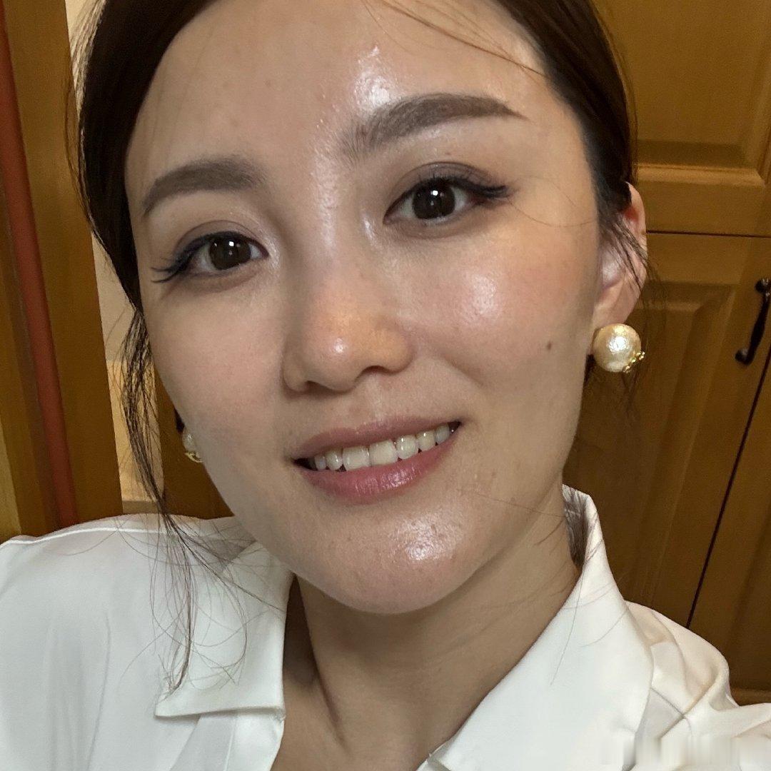 一大早起来体检到快12点，赶回家吃饭化妆，
2点出现在云栖大会现场，开始逛展。
3点半上楼证券老总采访。
4点半结束下楼找阿里的小伙伴聊天叙旧。
现在出发去接娃！然后开启下班的陪娃时光！
张雅琪不是高精力，我才是！ ​