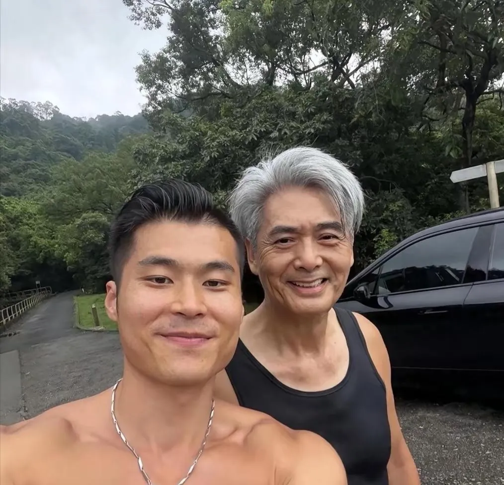 71岁的周润发在香港山上跑步时被路人偶遇了，只见他穿着一身黑色的运动装，跑得满头大汗！