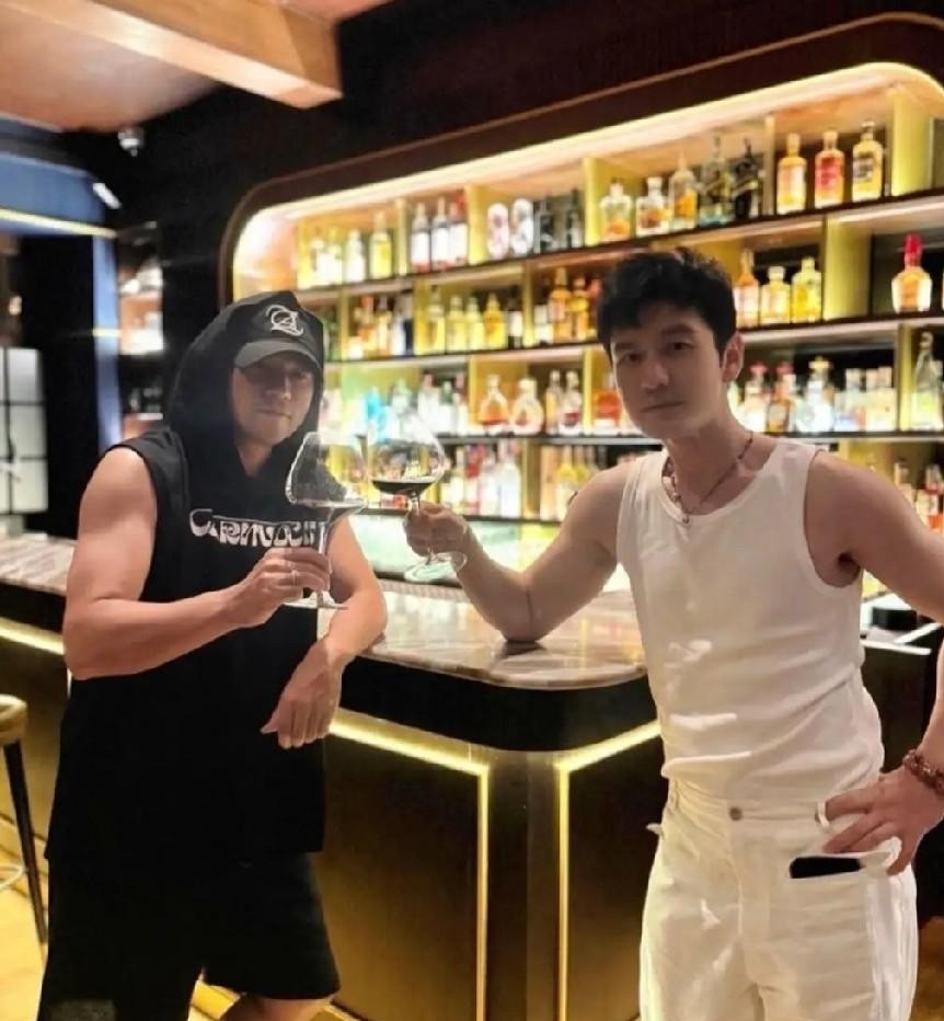周杰伦和黄晓明在曼谷小酒馆碰到一起碰杯，直接把中年男人的两种极端活法摆在了台面上。
一个白得发亮，一个黑得彻底，同框画面简直像极了现实版黑白配。
快五十岁的黄晓明现在有多狠？
手臂上的肌肉线条硬朗得像标本，后背挺得笔直，早些年被全网调侃的油腻感，生生被他用铁块和减脂餐砸得烟消云散。站在那里，俨
