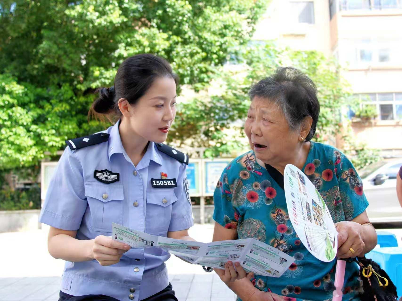 #全民反诈#【便民服务有温度 反诈宣传“零距离”】9月7日上午，钟楼公安分局五星派出所警心服务站借五星勤业新村便民服务活动契机，将反诈宣传融入其中。民警现场通过唠家常、剖析养老诈骗等案例，提醒老人防范陌生来电和转账，并手把手传授防骗技巧。活动实现便民与普法深度融合，下一步警方将持续开 ​