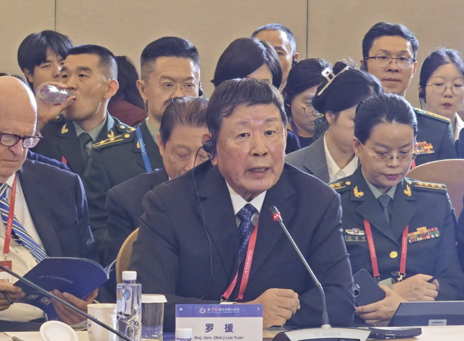 香山论坛20年，把俄乌美欧请上同一张桌子，罗援少将一句话点破中国底气。

北京香山论坛20周年，美国、欧盟、俄罗斯、乌克兰、菲律宾、印度、巴基斯坦的嘉宾，居然坐在同一个会场里对话！
 
罗援少将那句“我们不站在任何一方，而是站在正义、和平的一方”的表述，让大家瞬间读懂：中国不拉帮结派，核心是推动各方