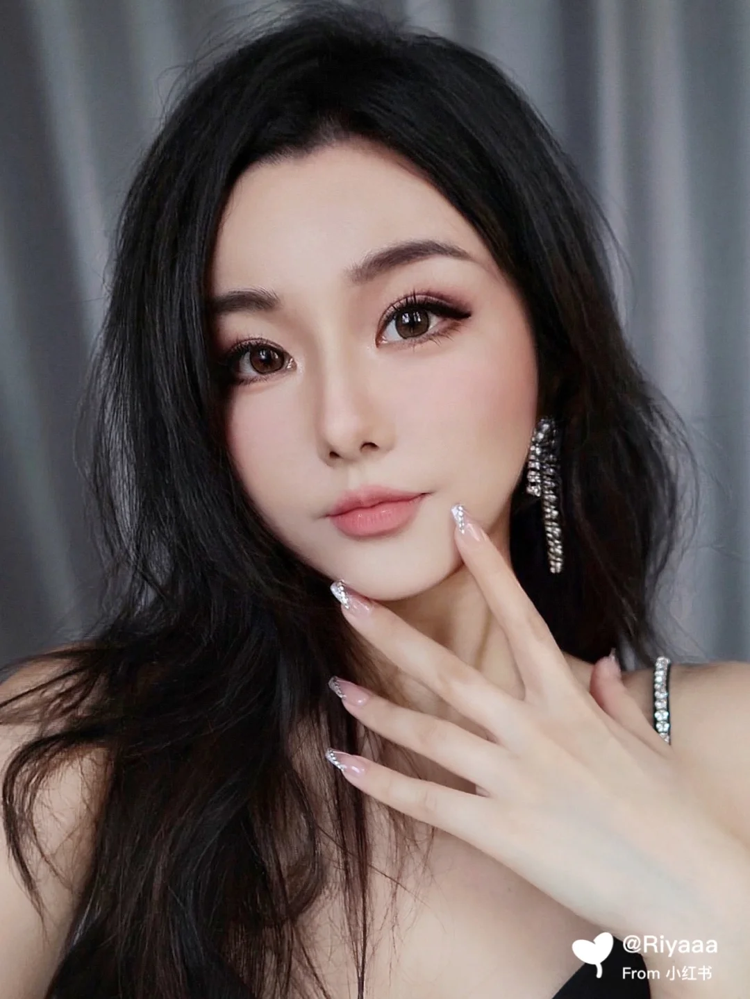 美甲分享｜Bling Bling超闪显白修长美甲！